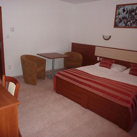 Hotel Auto Jas Nitra Esterno foto