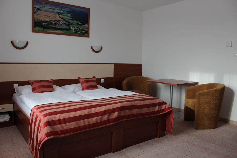 Hotel Auto Jas Nitra Esterno foto