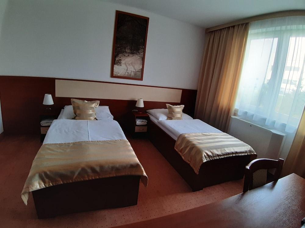 Hotel Auto Jas Nitra Esterno foto