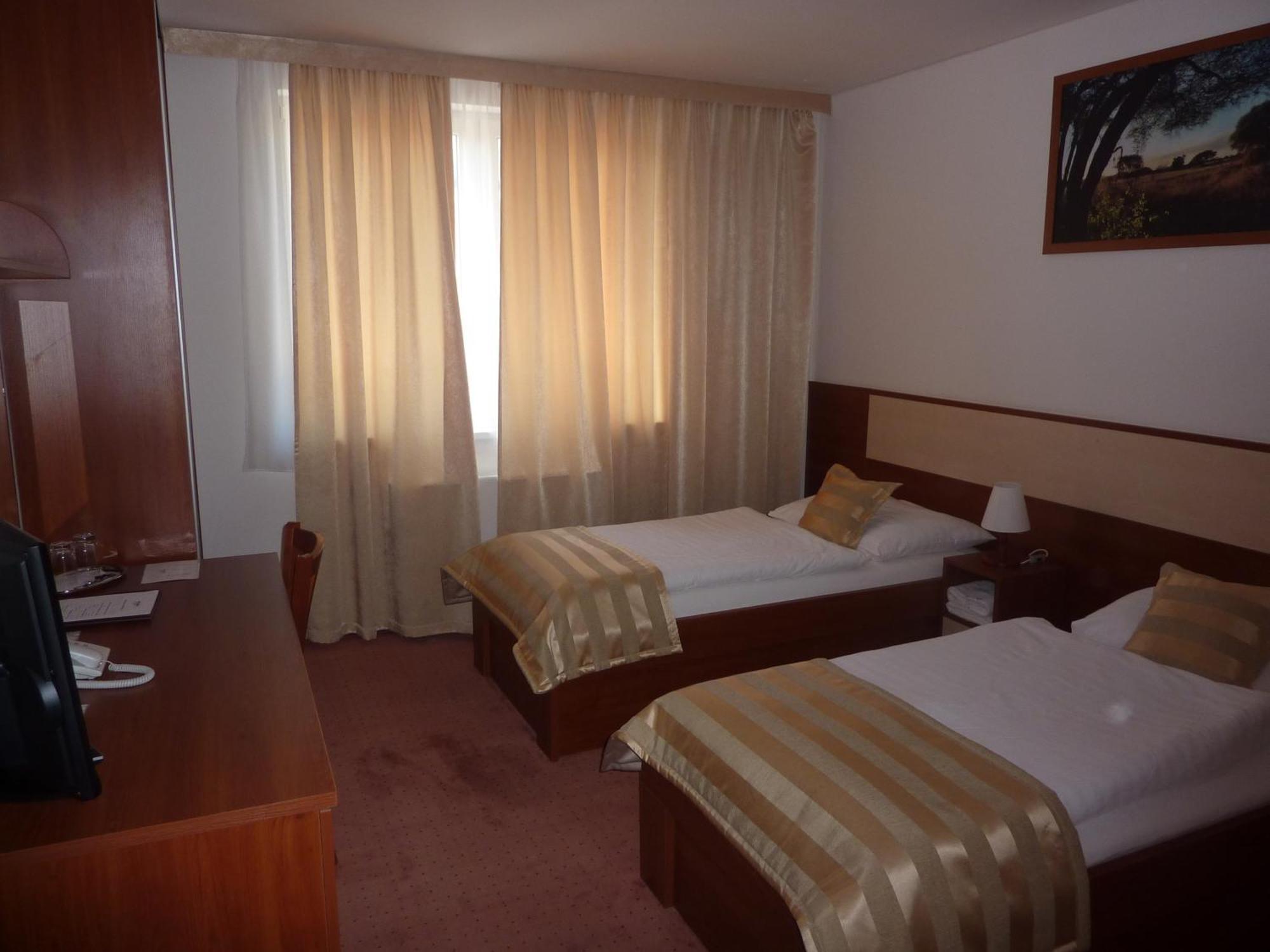 Hotel Auto Jas Nitra Esterno foto