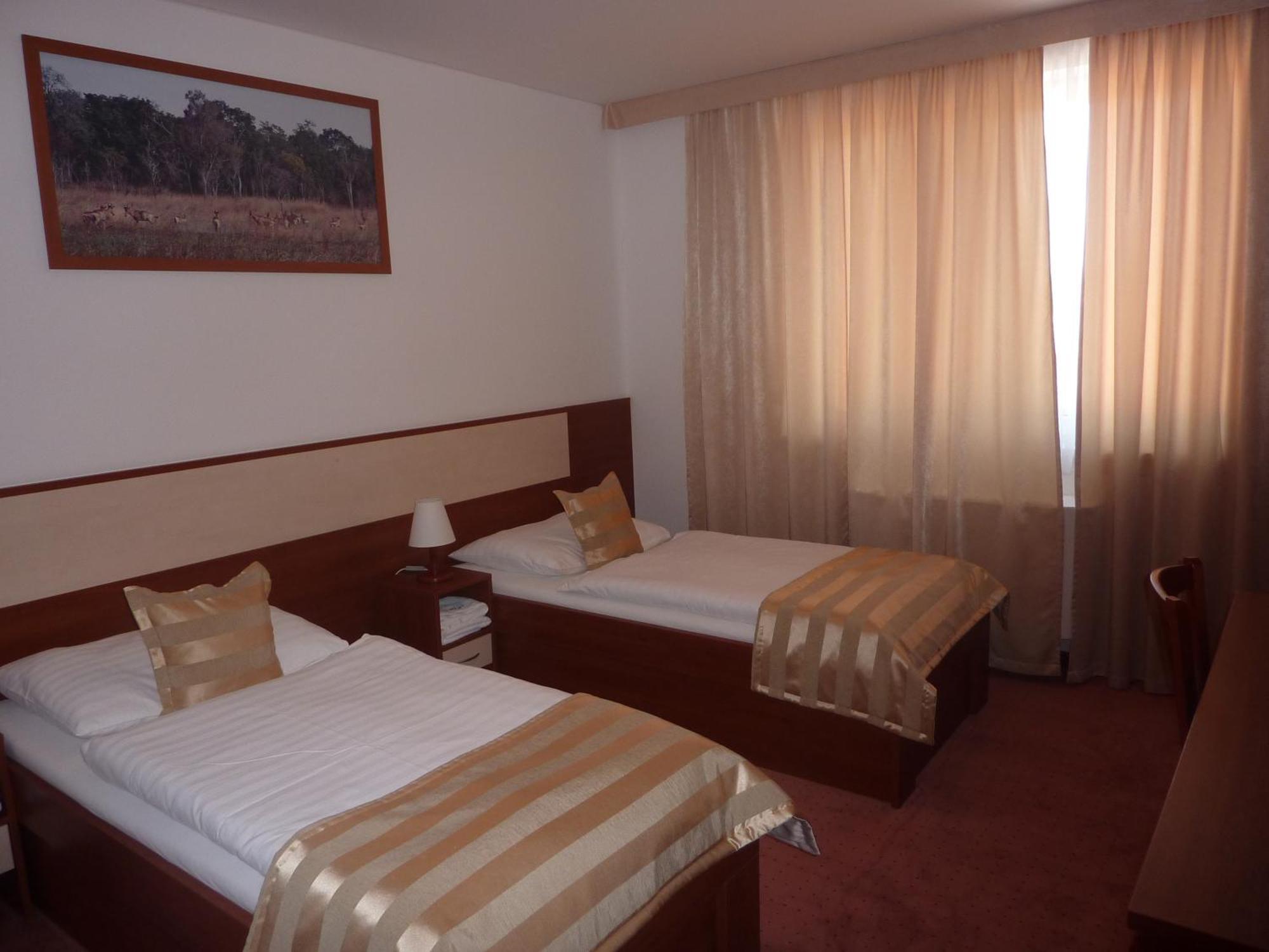 Hotel Auto Jas Nitra Esterno foto