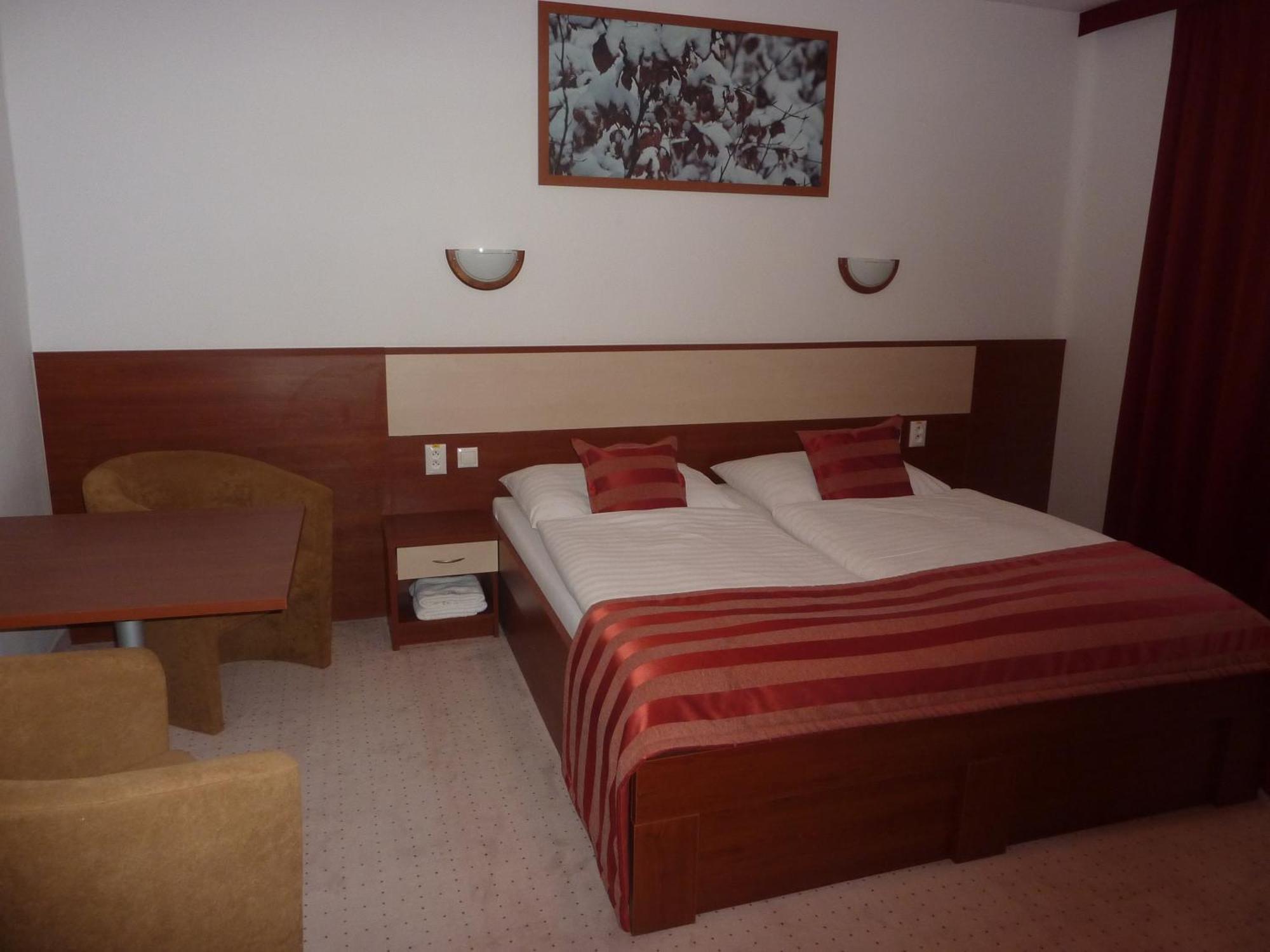 Hotel Auto Jas Nitra Esterno foto