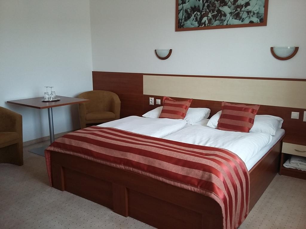 Hotel Auto Jas Nitra Esterno foto