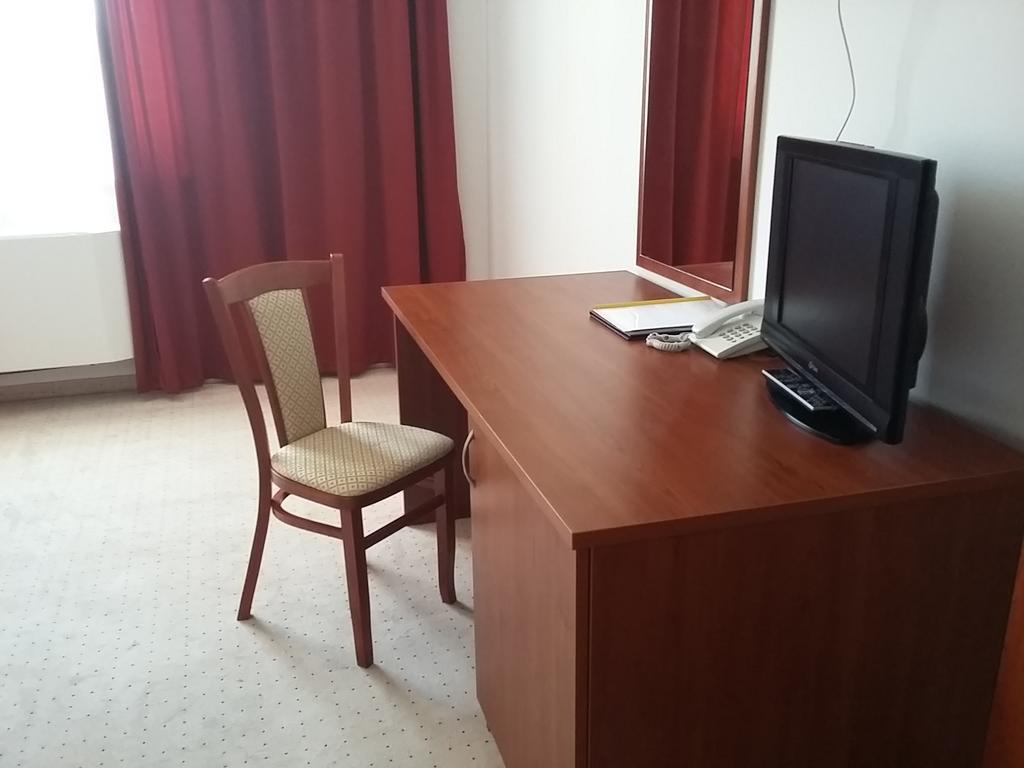 Hotel Auto Jas Nitra Esterno foto