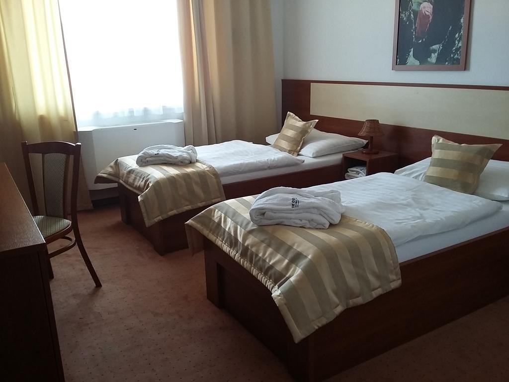 Hotel Auto Jas Nitra Esterno foto