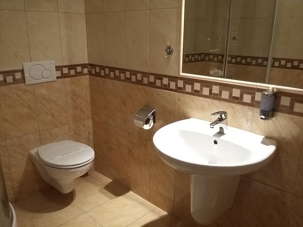 Hotel Auto Jas Nitra Esterno foto