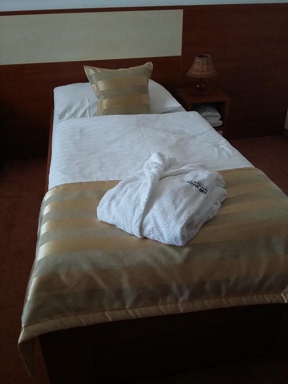 Hotel Auto Jas Nitra Esterno foto
