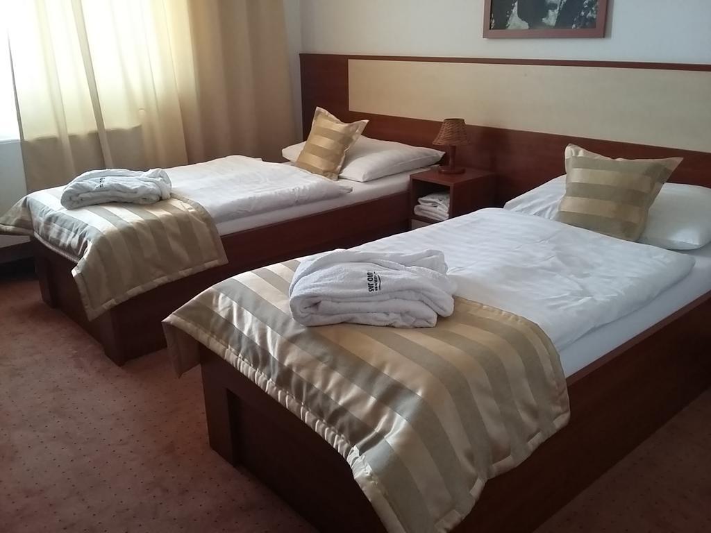 Hotel Auto Jas Nitra Esterno foto