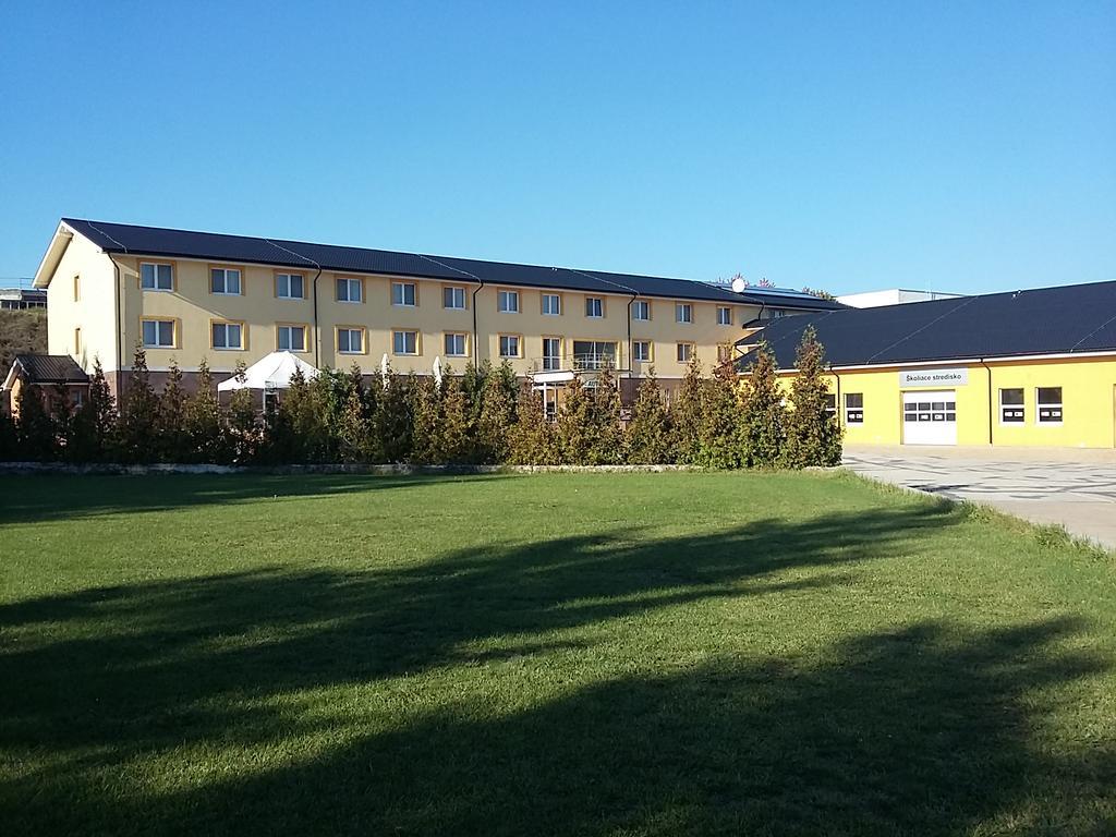 Hotel Auto Jas Nitra Esterno foto