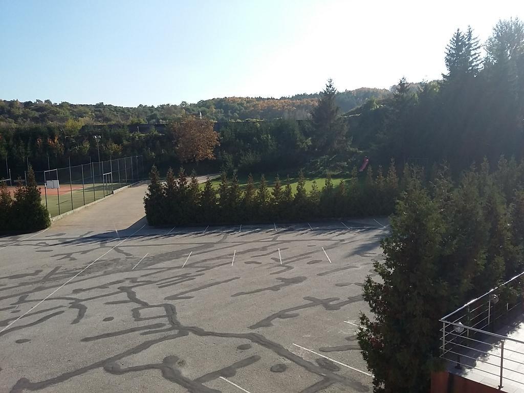 Hotel Auto Jas Nitra Esterno foto