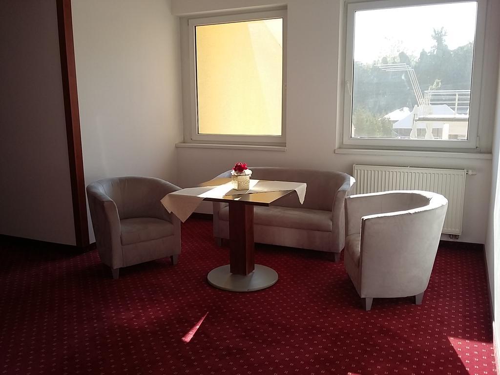 Hotel Auto Jas Nitra Esterno foto