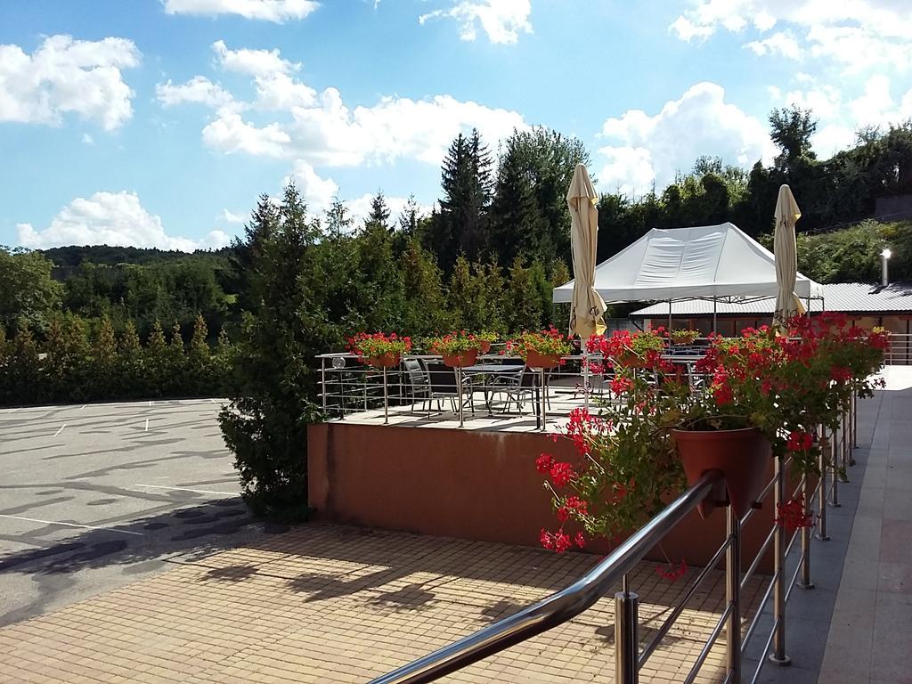Hotel Auto Jas Nitra Esterno foto